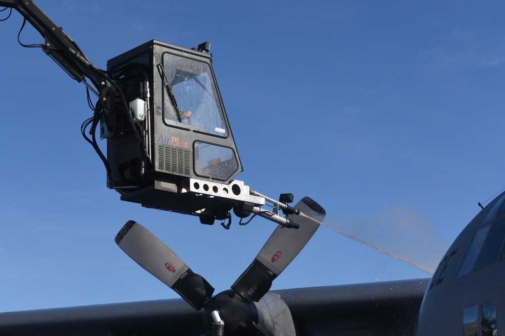 Crew chiefs prepare C-130H for takeoff