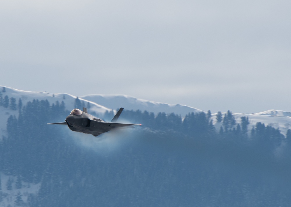 F-35 Demo Team tests flares for aerial routine