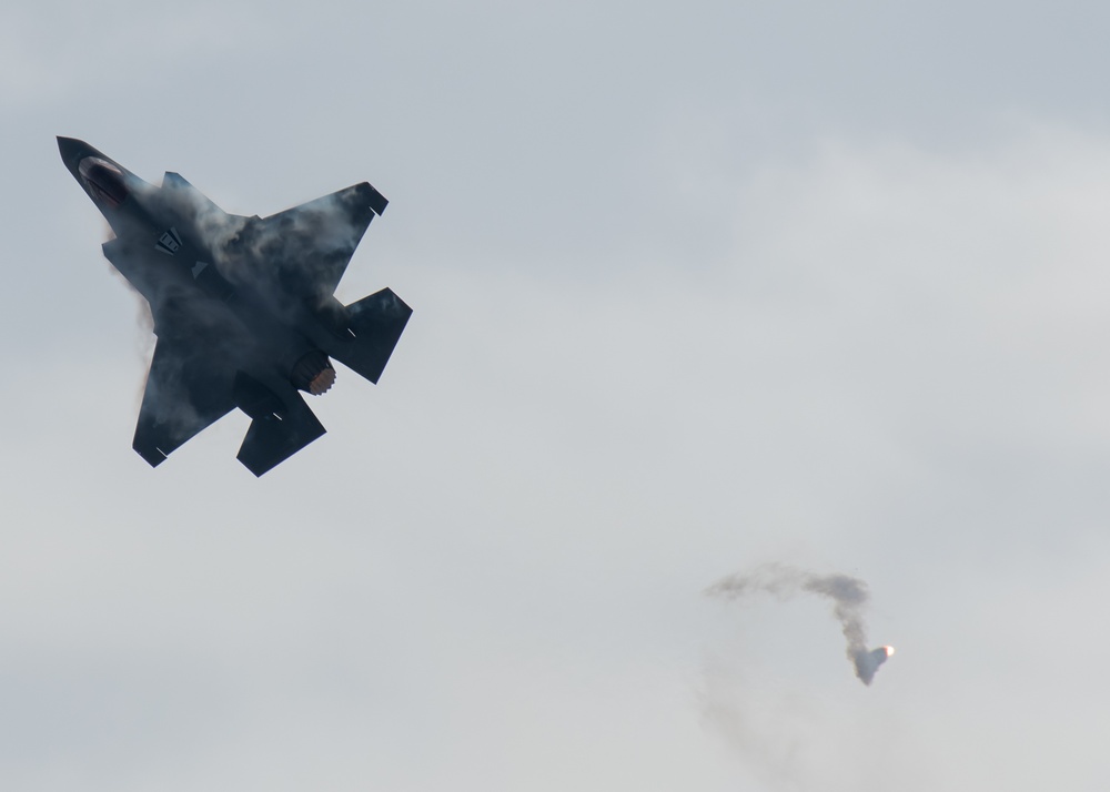 F-35 Demo Team tests flares for aerial routine
