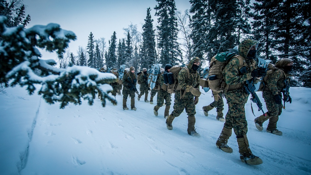 SPMAGTF-AE: 1st MLG Marines participate in combat marksmanship program qualification course