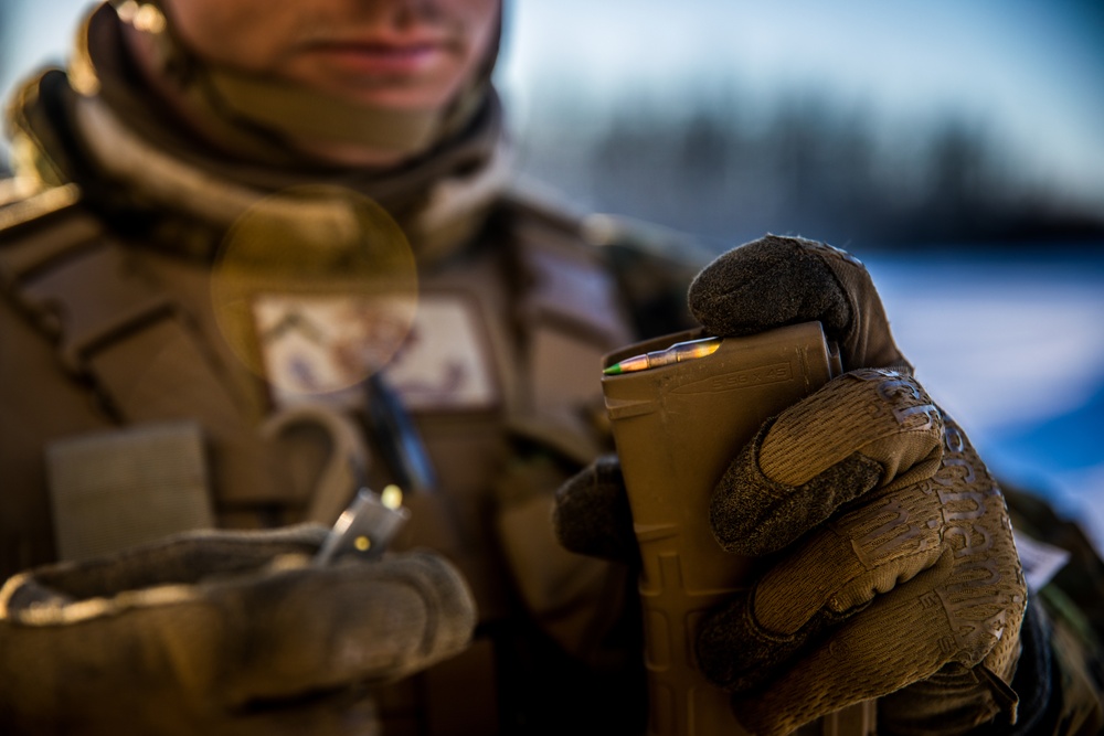 SPMAGTF-AE: 1st MLG Marines participate in combat marksmanship program qualification course