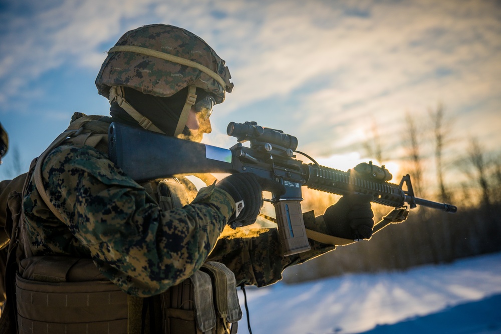 SPMAGTF-AE: 1st MLG Marines participate in combat marksmanship program qualification course