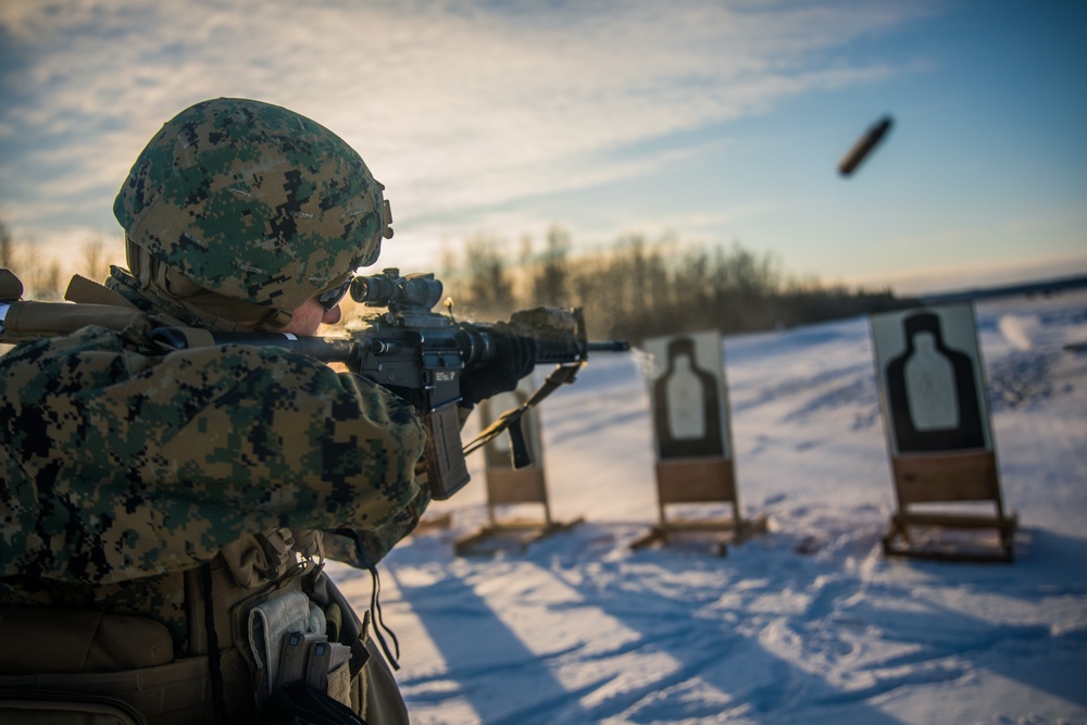 SPMAGTF-AE: 1st MLG Marines participate in combat marksmanship program qualification course