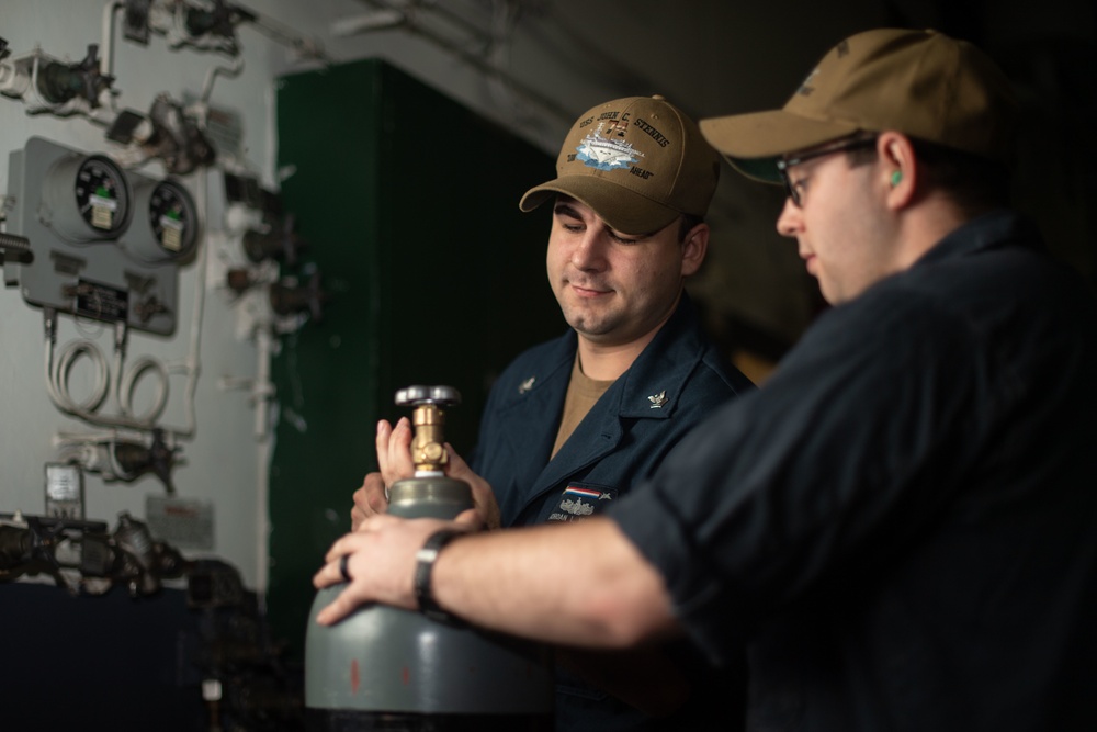 U.S. Sailors refill a nitrogen bottle