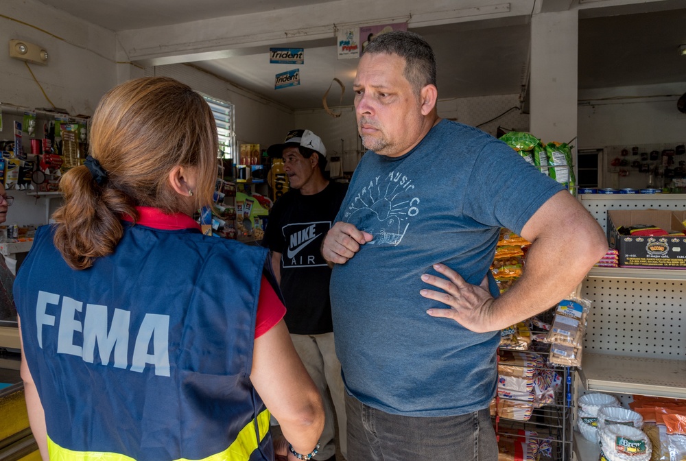 FEMA Talks to Survivors of Quake in Guánica