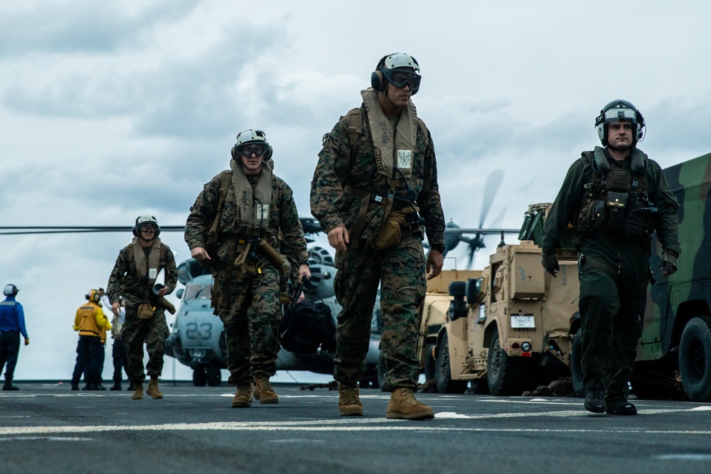 Marine CH-53 lands on USS Germantown