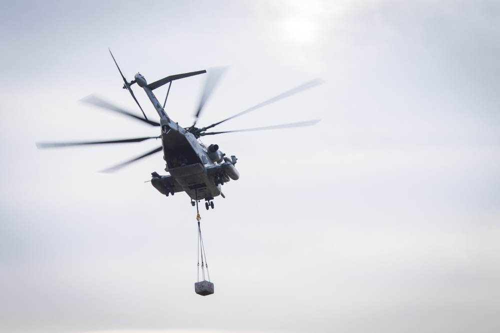 HMH-464 conducts external cargo lifts