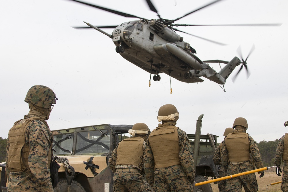 HMH-464 conducts external cargo lifts