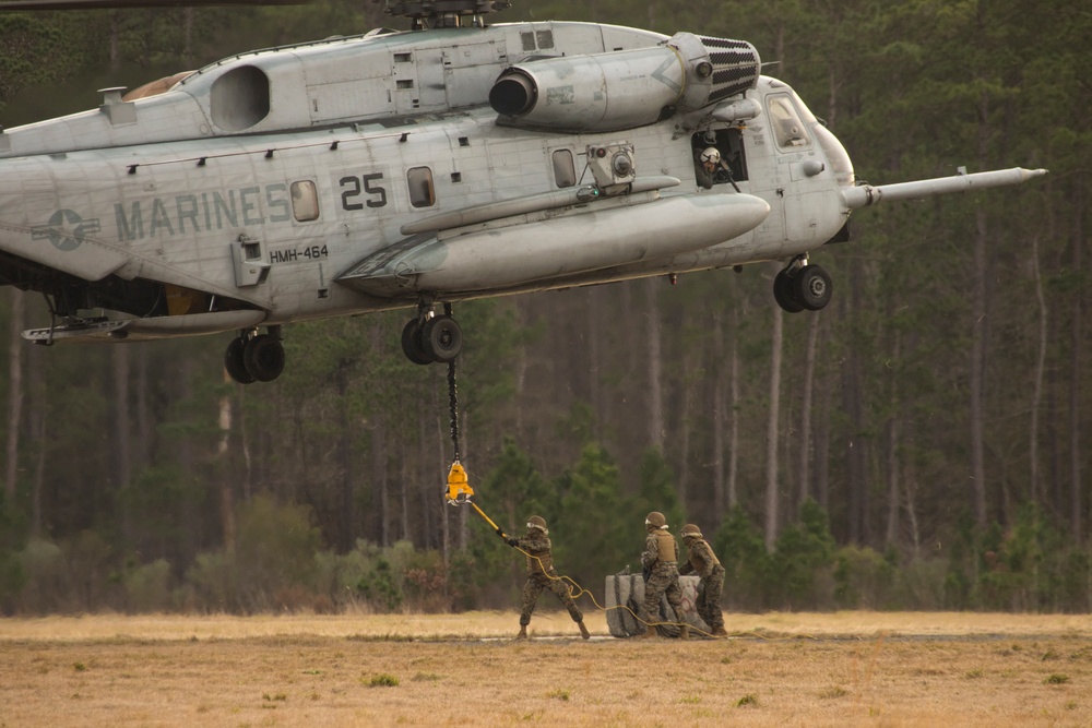 HMH-464 conducts external cargo lifts