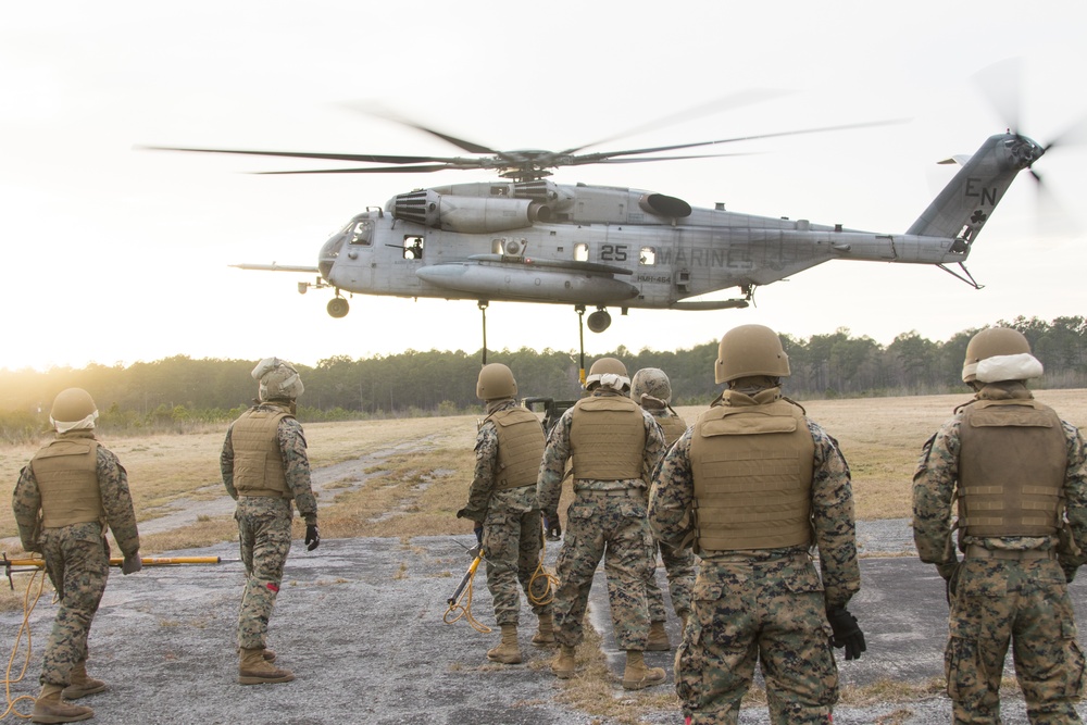 HMH-464 conducts external cargo lifts