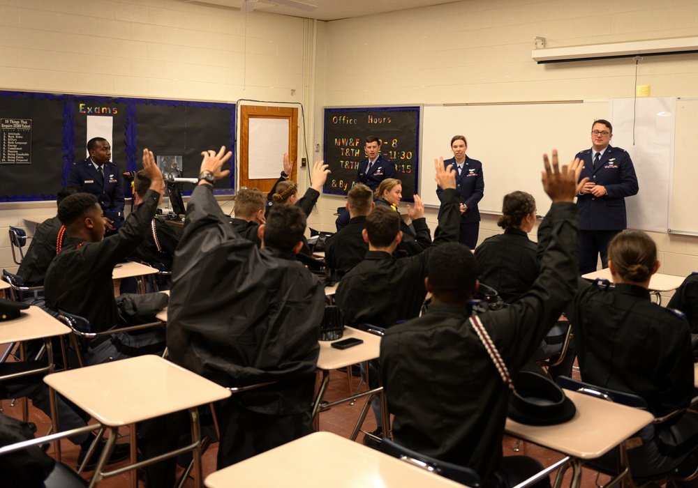 DVIDS Images - Columbus instructor pilots mentor cadets [Image 4 4]
