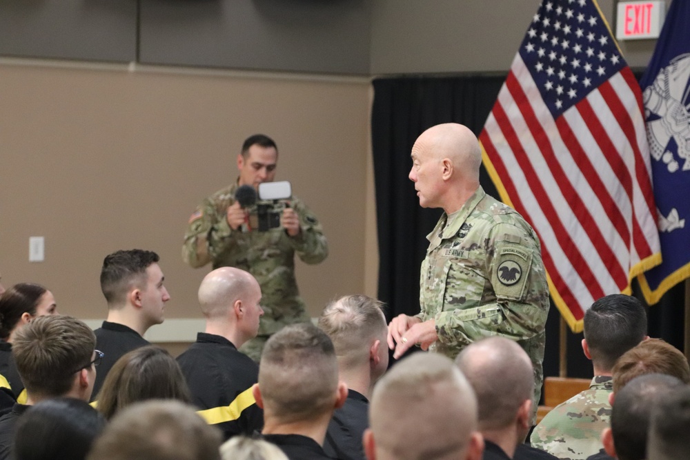 Chief of Army Reserve holds official visit to Fort McCoy