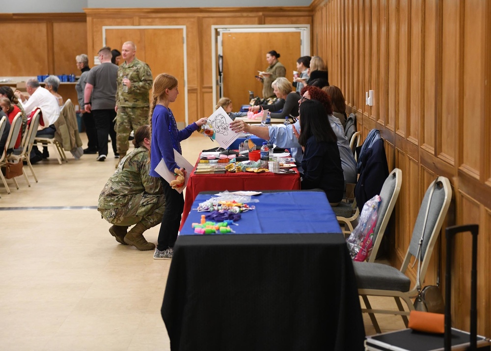 A&amp;FRC hosts deployed family dinner