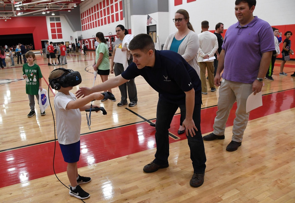 Keesler Airmen promotes STEM to Biloxi students