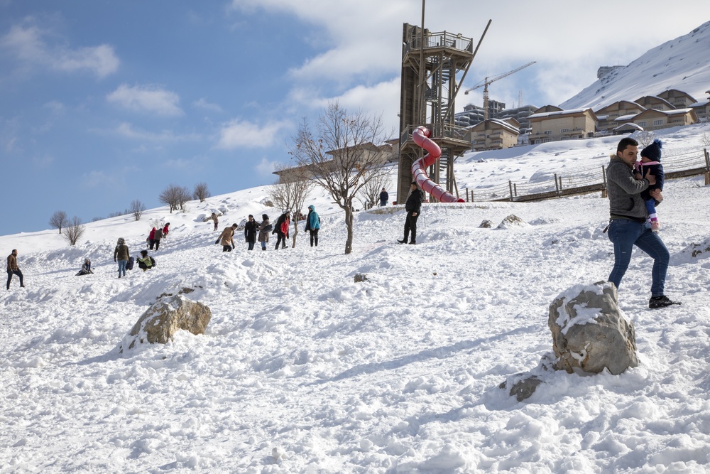 Kurdish enjoy snow on Korek Mountain