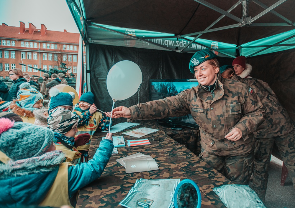 NATO Battle Group Poland Soldiers collaborate to put on a static display for local school children