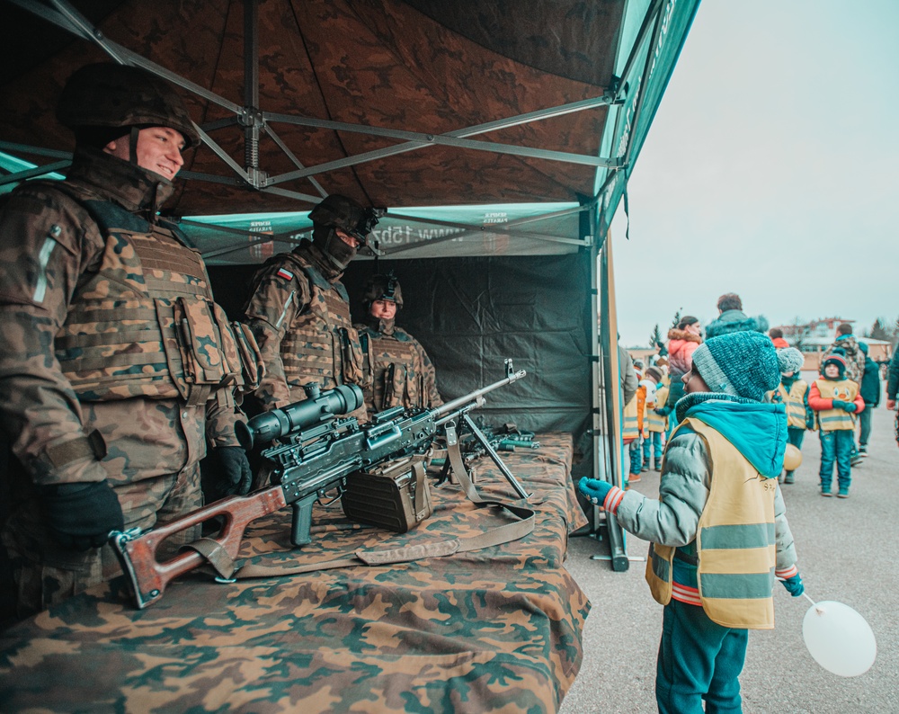 NATO Battle Group Poland Soldiers collaborate to put on a static display for local school children