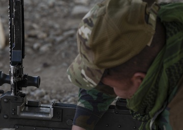 Qwat al-Khasah al-Iraqi learn advanced machine gun techniques