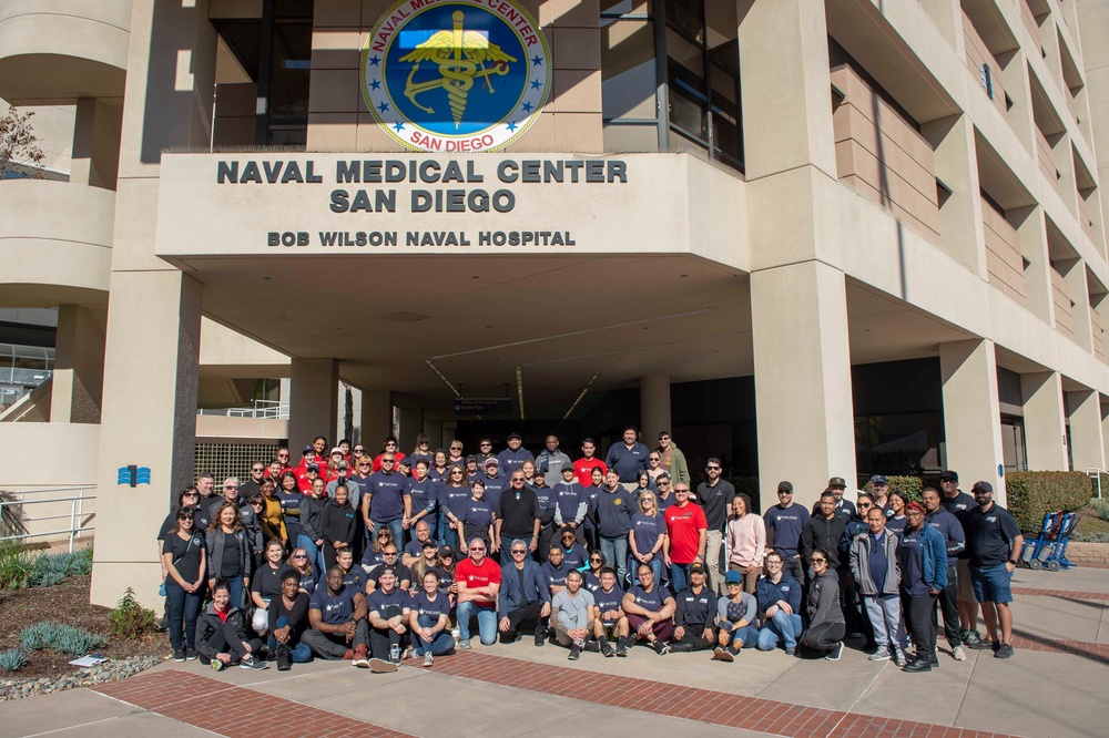 Sinise, Irvine, and Vargas pose with volunteers
