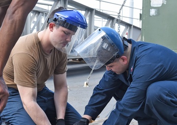 USS Blue Ridge Sailors Participate in VERTREP Training