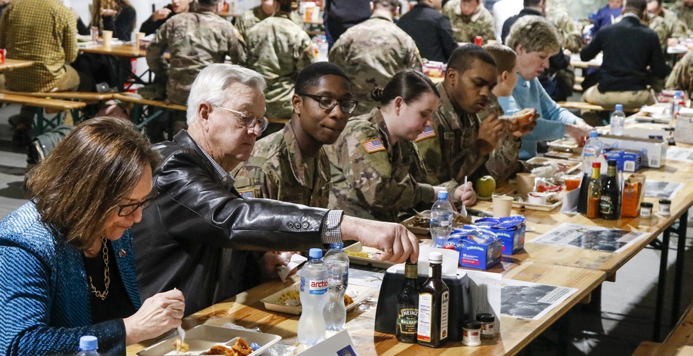 Debra Fischer and husband Bruce eat with Soldiers