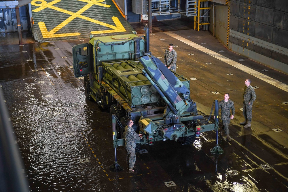 USS Green Bay (LPD 20) HIMARS Onload