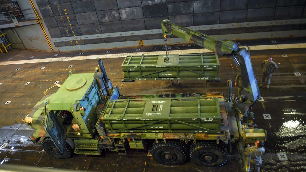 USS Green Bay (LPD 20) HIMARS Onload