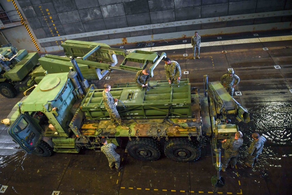 USS Green Bay (LPD 20) HIMARS Onload