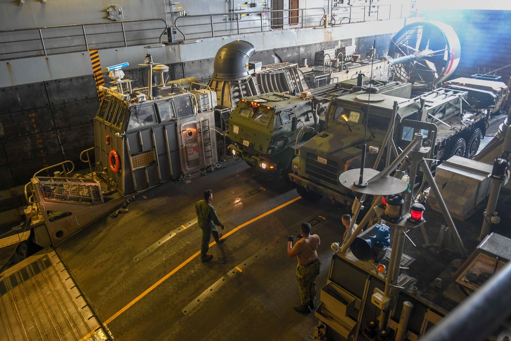 USS Green Bay (LPD 20) HIMARS Onload