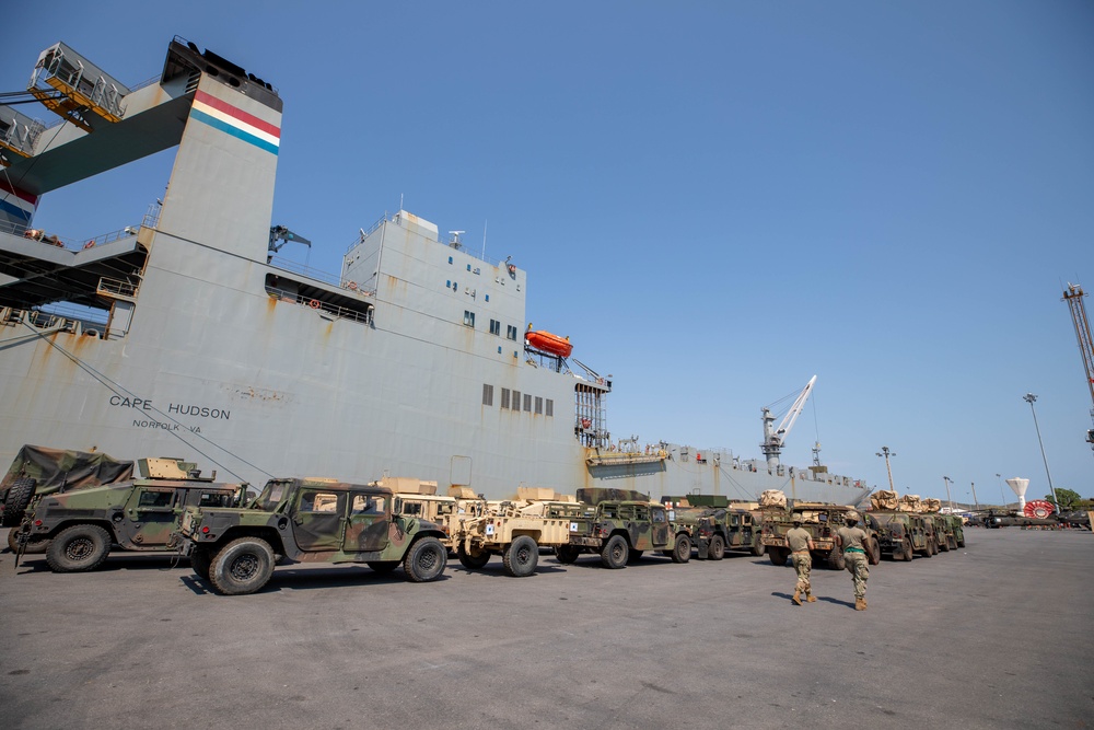 DVIDS - Images - Cape Hudson Offloading [Image 7 of 15]