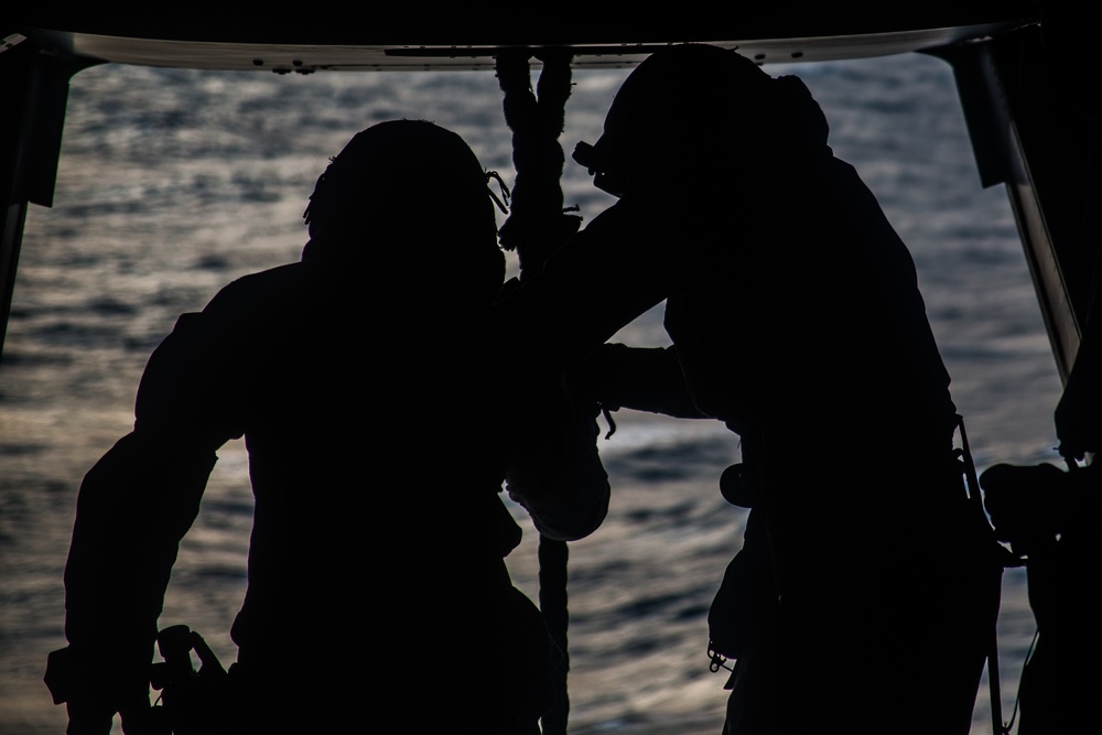 Strong hand over weak hand: 31st MEU BLT conducts fast rope training