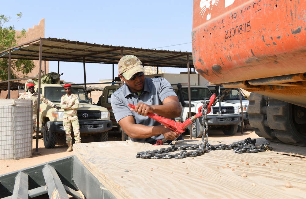 U.S. Airmen deliver protective barriers to National Guard of Niger