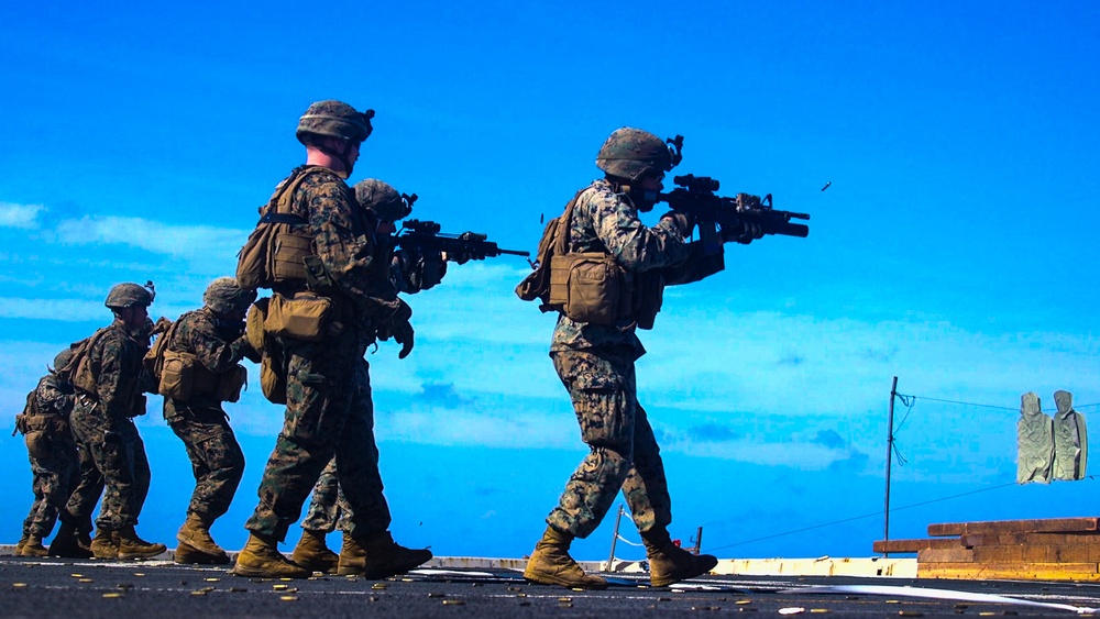 31st MEU Marines conduct rifle qualification aboard USS Green Bay