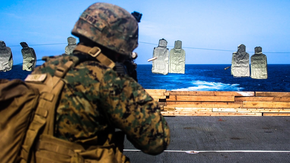 31st MEU Marines conduct rifle qualification aboard USS Green Bay