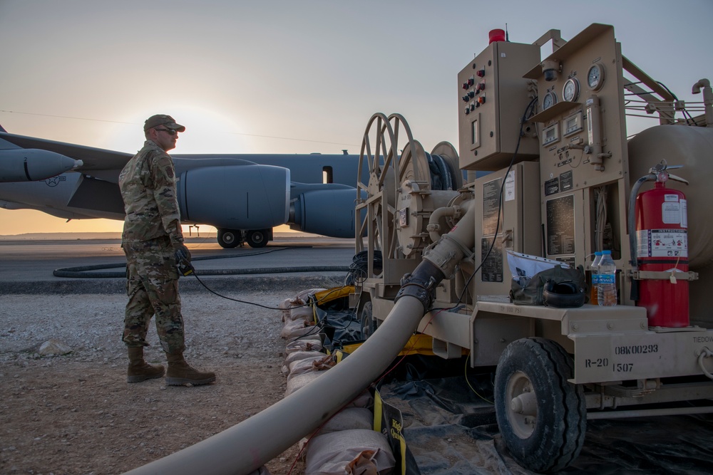 Airmen refuel KC-135