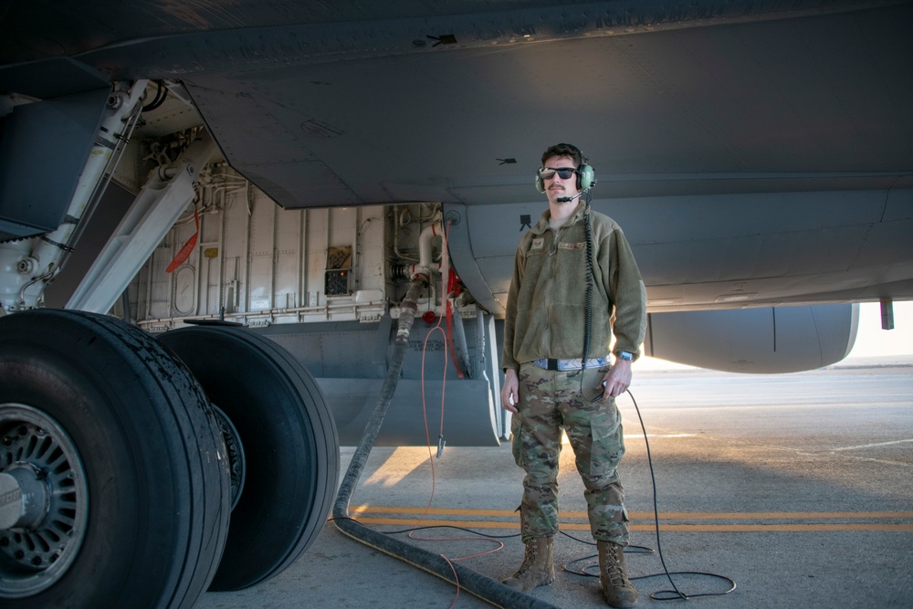 Airmen refuel KC-135