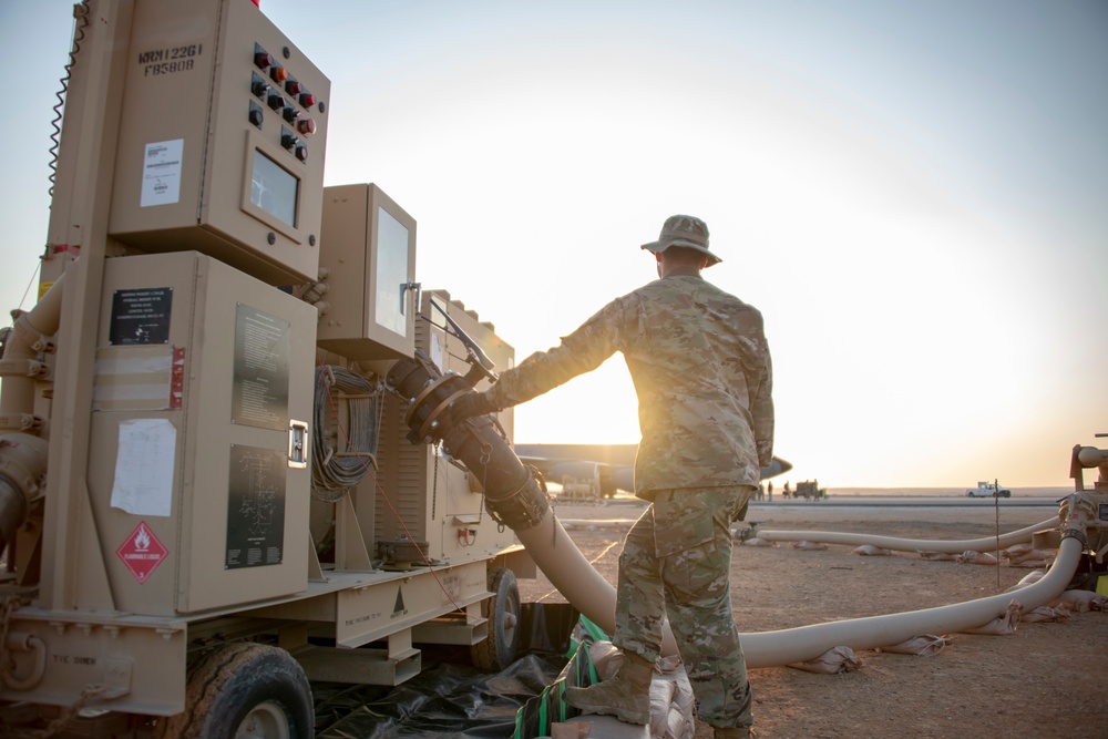 Airmen refuel KC-135