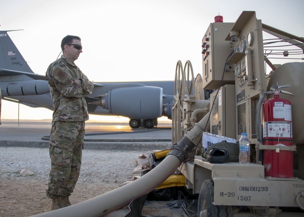 Airmen refuel KC-135