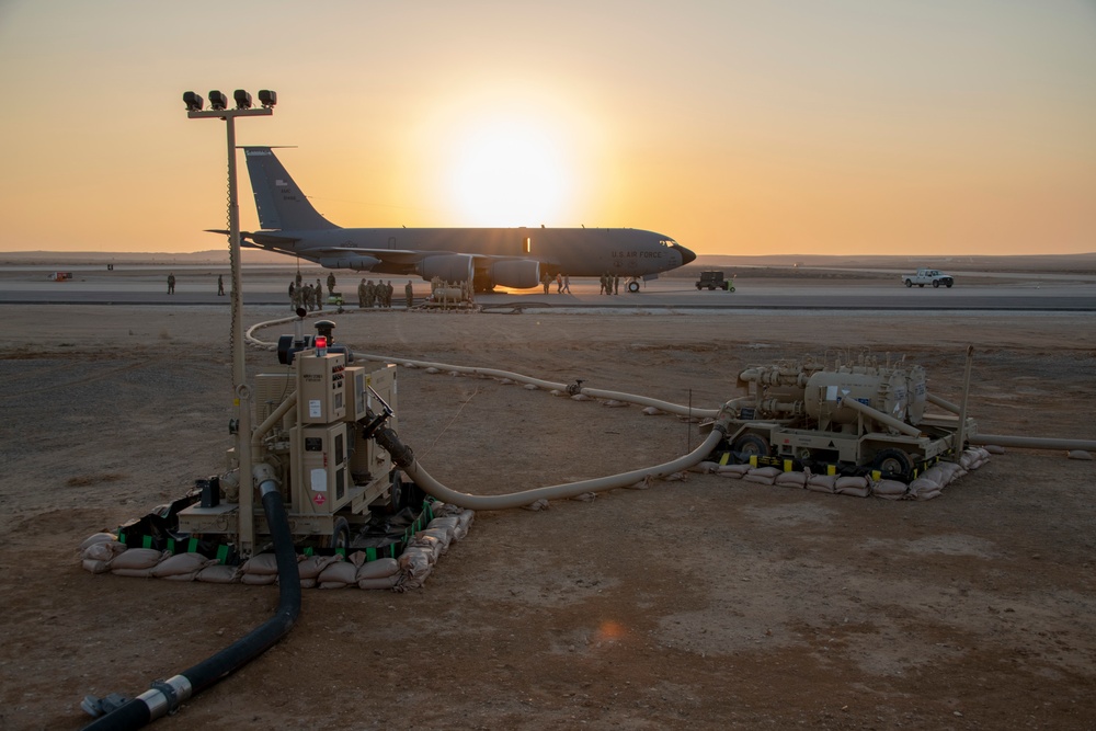 Airmen refuel KC-135