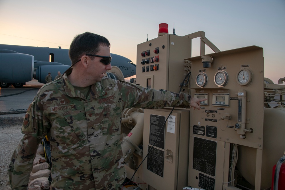 Airmen refuel KC-135