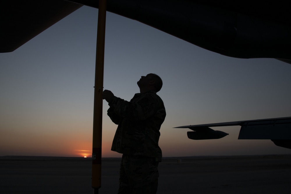 Airmen refuel KC-135