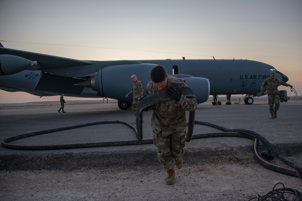 Airmen refuel KC-135