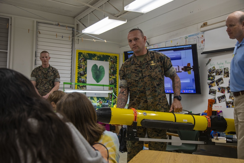 MCSC Personnel visit Mokapu Elementary School, MCBH