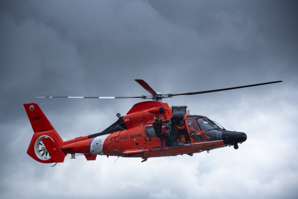 Coast Guard Air Station Savannah conducts search and rescue demonstration in Charleston