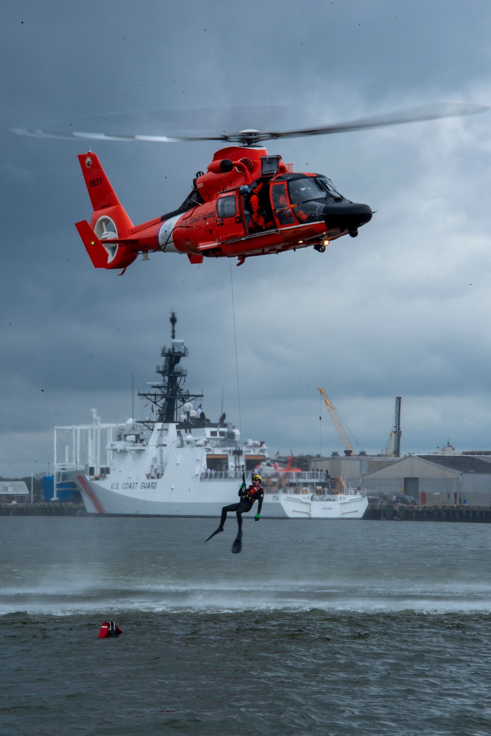 Coast Guard Air Station Savannah conducts search and rescue demonstration in Charleston