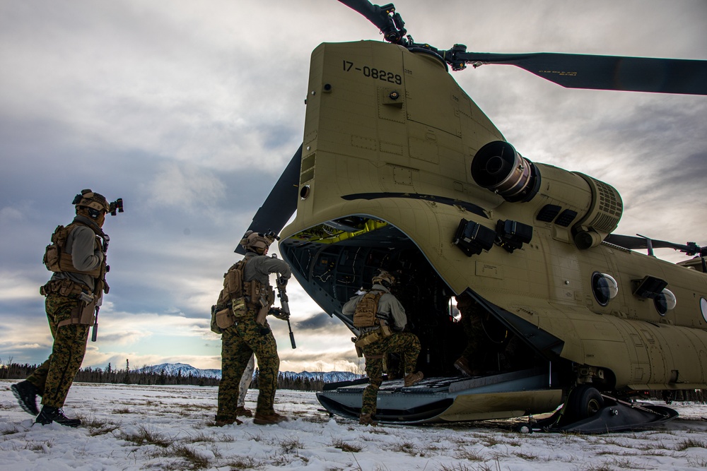 SPMAGTAF-AE:recon conducts loading and unloading drills from a chinook