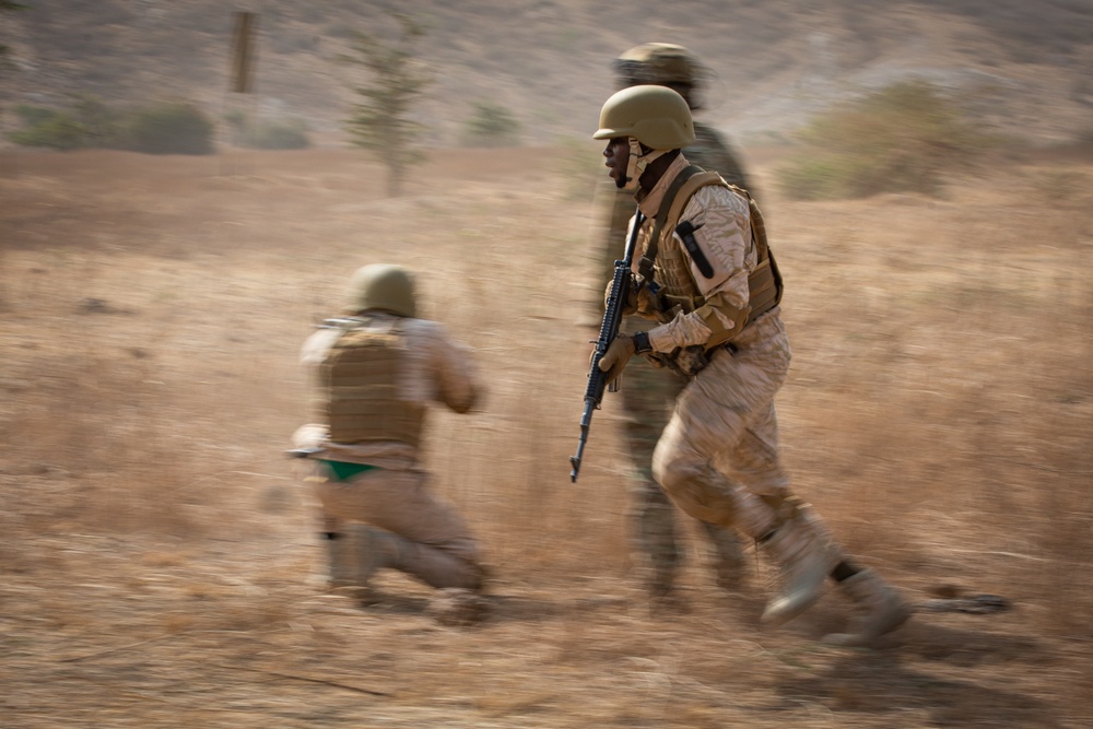 Burkinabe conduct live fire at Flintlock 20