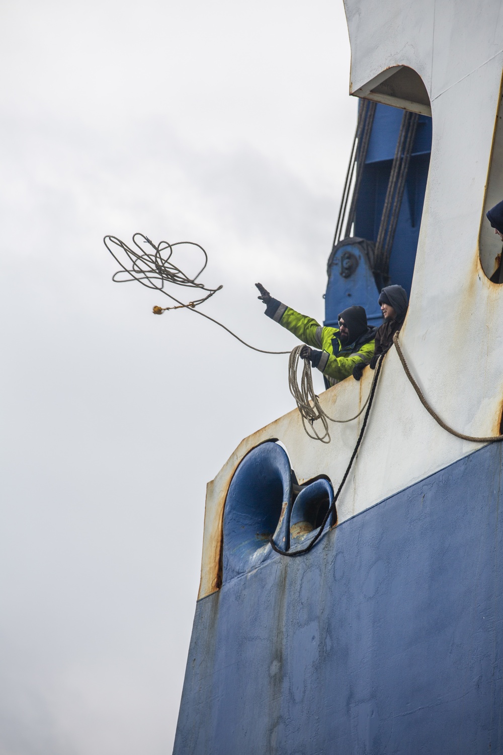 Merchant mariner throws heaving line aboard M/V Endurance