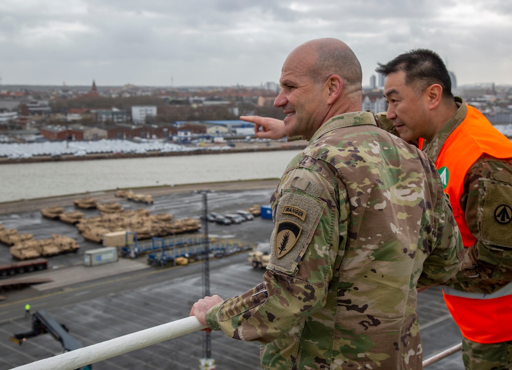 Lt. Gen. Cavoli, Col. Pak view offloaded cargo aboard M/V Endurance