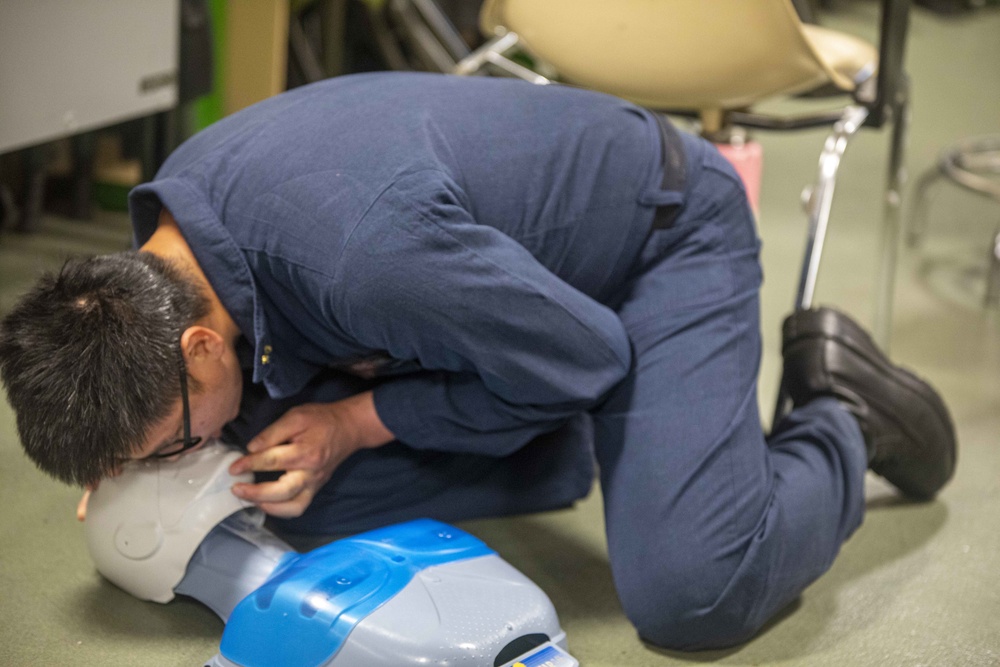 Sailors take part in a CPR class